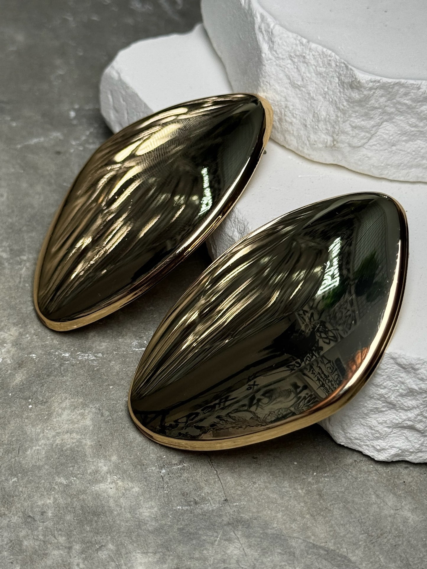 Clip On The Main Character Metal Plate Earrings