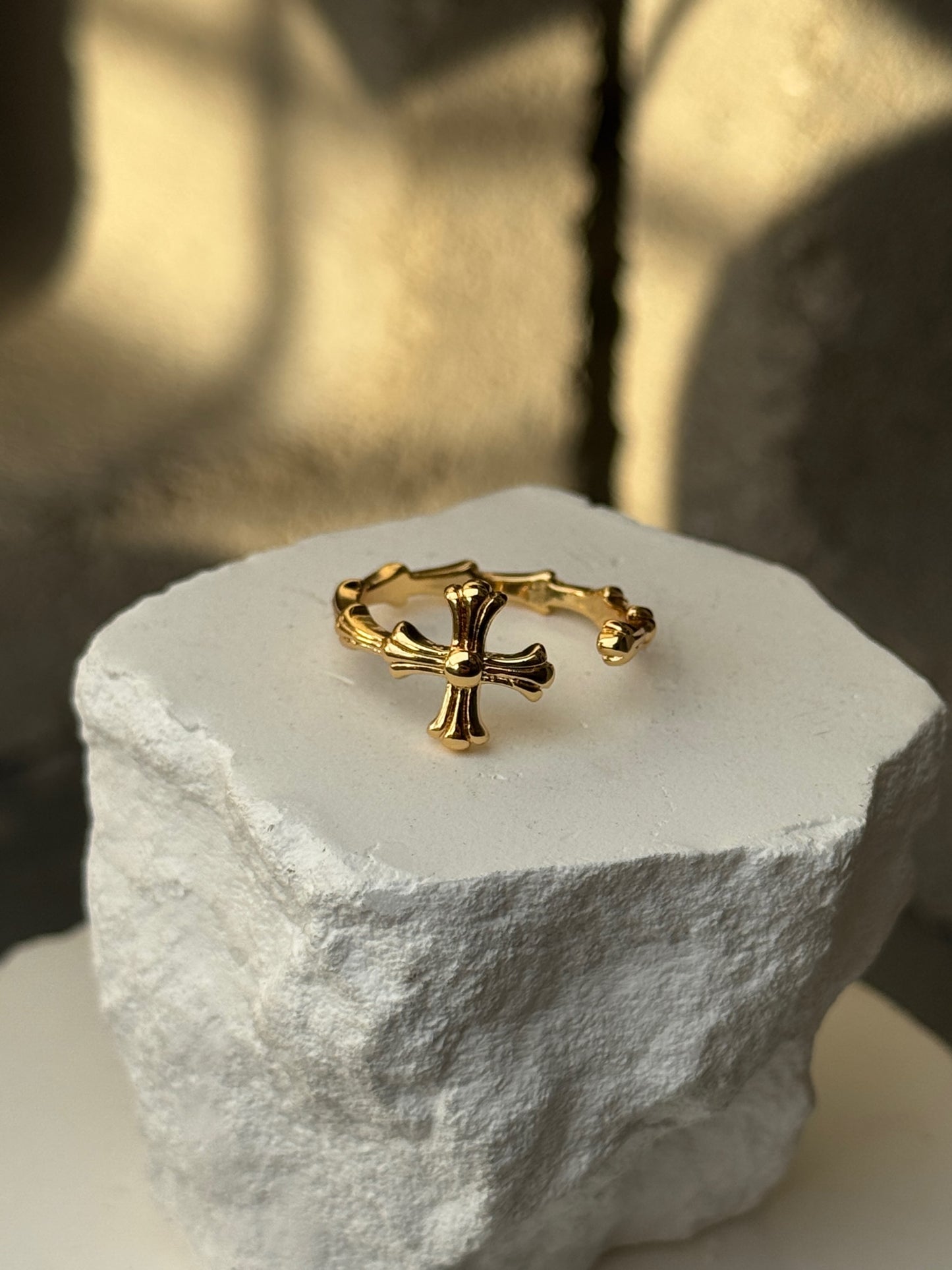 Minimal Cross 18k Ring Adjustable Up To Size 10