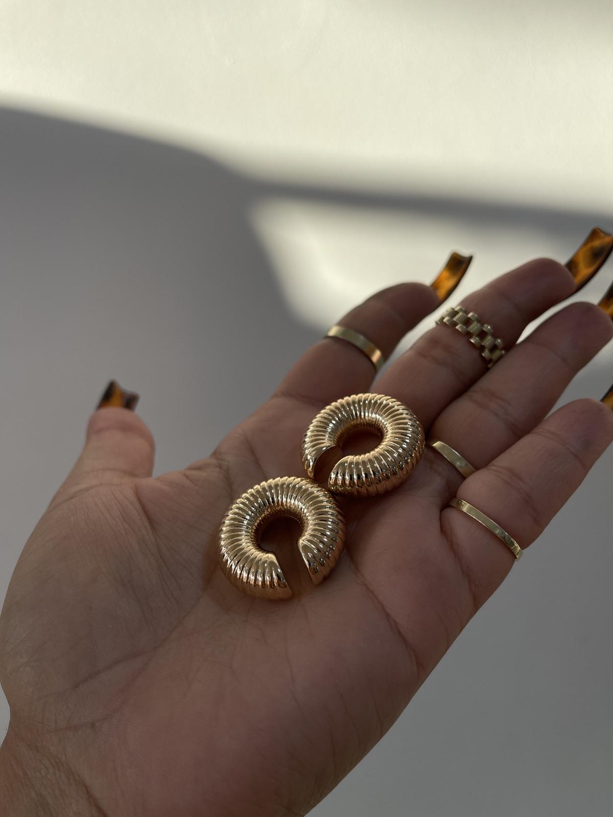 Ribbed Chunky Ear Cuff
