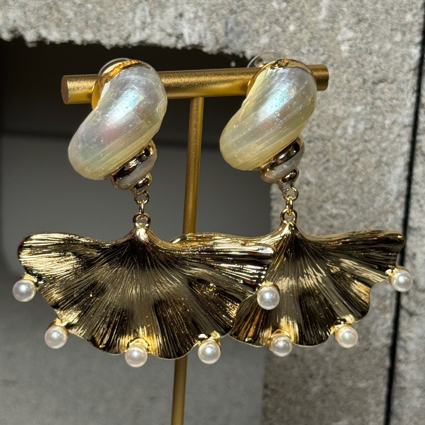 Fan Behavior Pearl Earrings