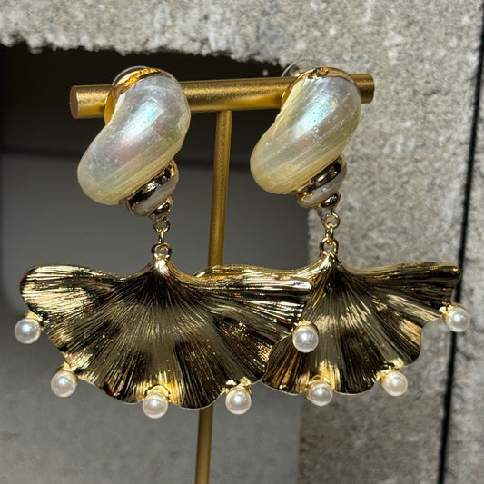 Fan Behavior Pearl Earrings
