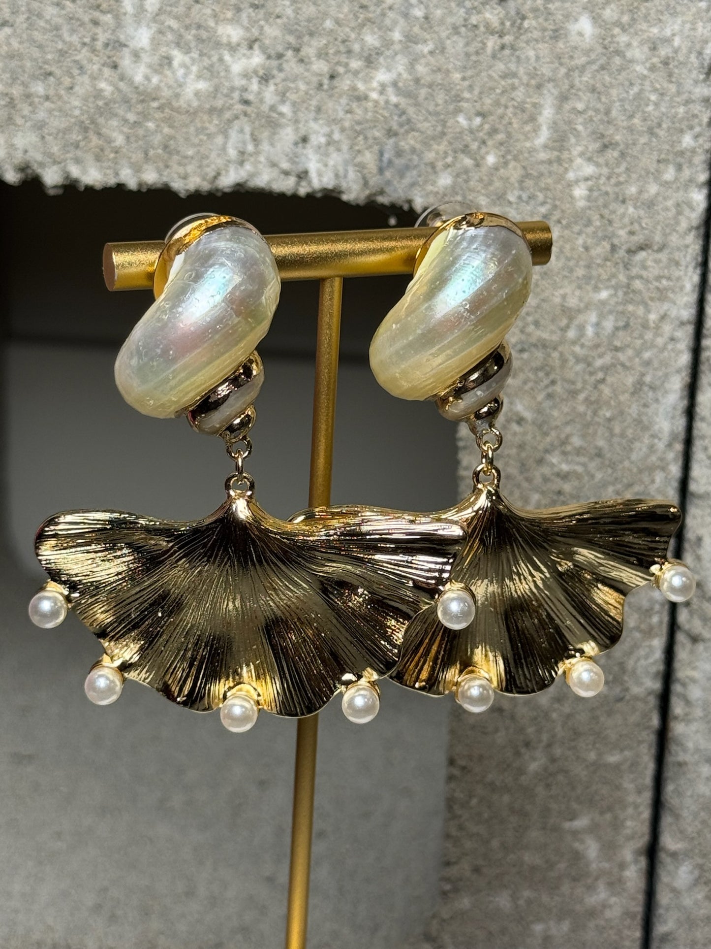 Fan Behavior Pearl Earrings