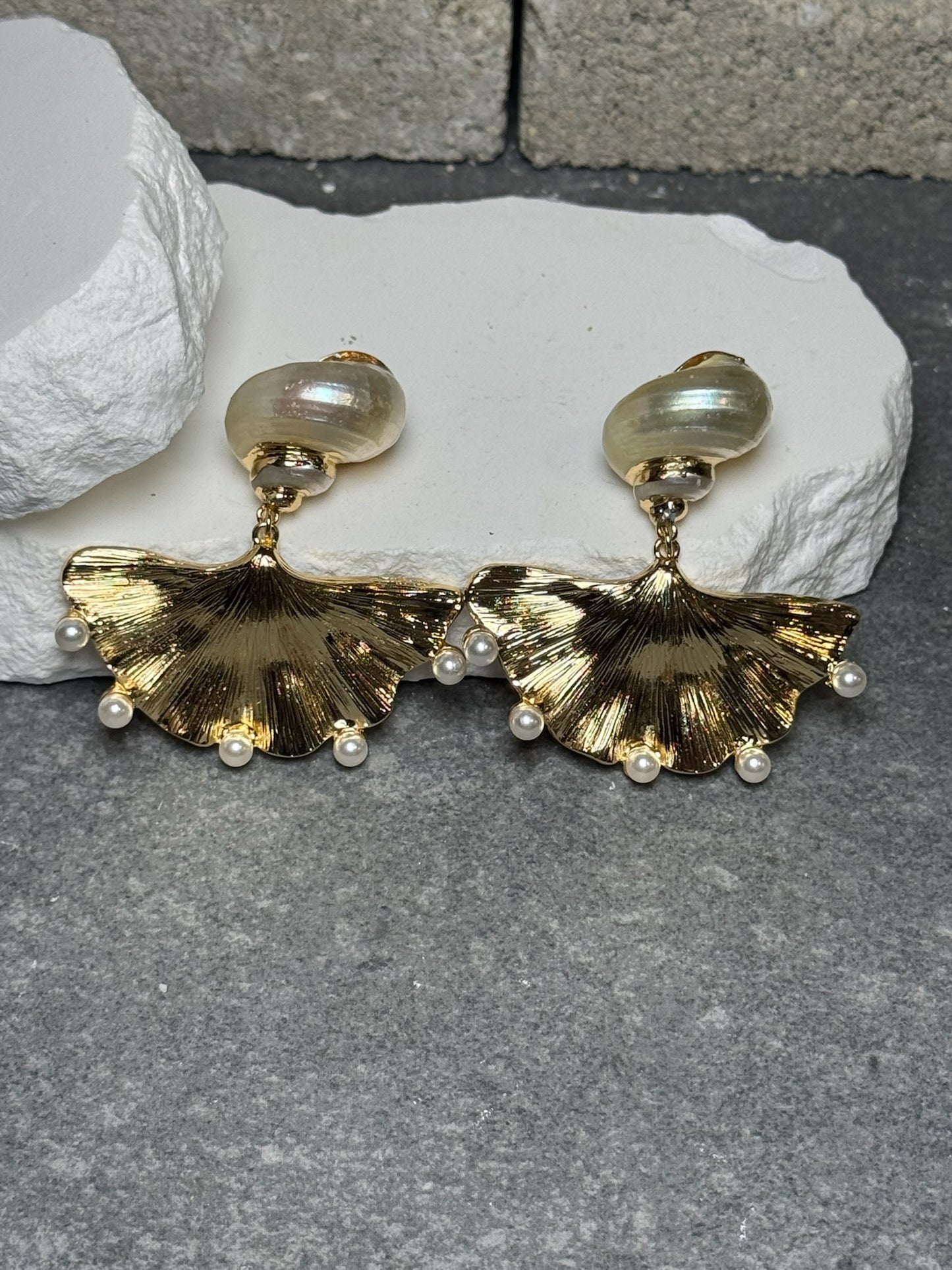 Fan Behavior Pearl Earrings