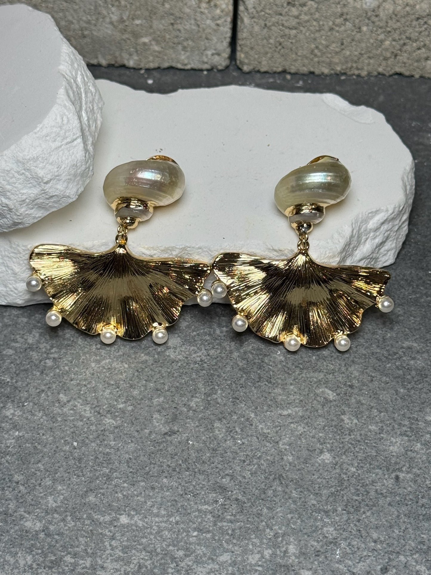 Fan Behavior Pearl Earrings