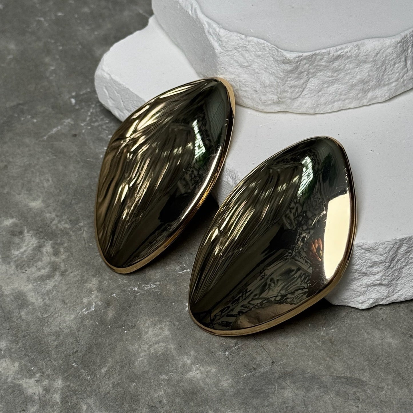 Clip On The Main Character Metal Plate Earrings