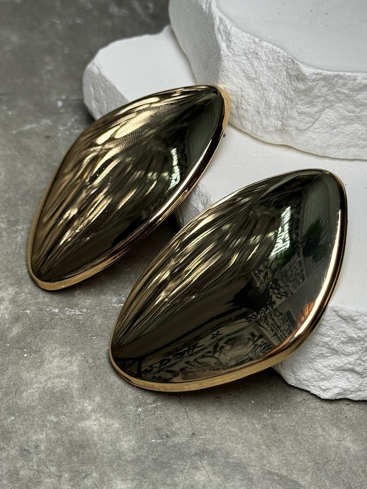 Clip On The Main Character Metal Plate Earrings