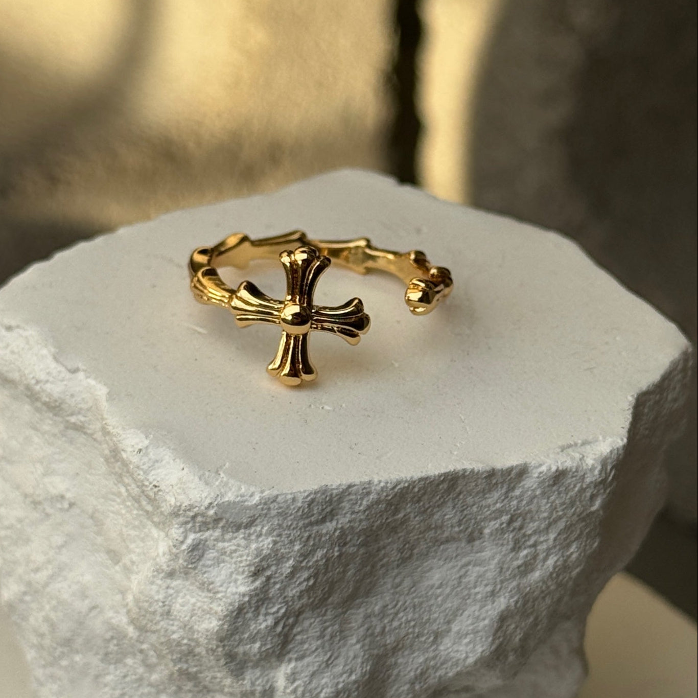 Minimal Cross 18k Ring Adjustable Up To Size 10